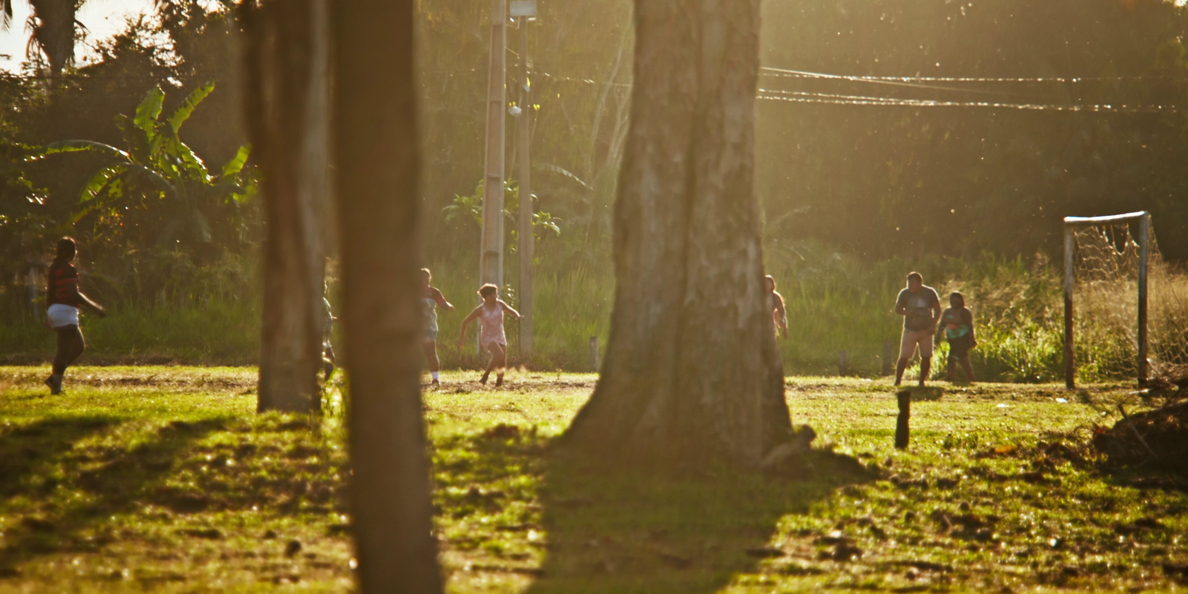 Crianças brincando no campo